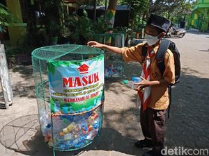 Gerakan Santri Sedekah Sampah di Ponpes Mambaul Hikam Jombang