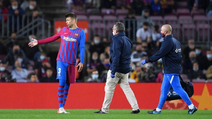 BARCELONA, SPAIN - OCTOBER 30: Gerard Pique of FC Barcelona reacts as he leaves the pitch after picking up an injury during the LaLiga Santander match between FC Barcelona and Deportivo Alaves at Camp Nou on October 30, 2021 in Barcelona, Spain. (Photo by Alex Caparros/Getty Images)
