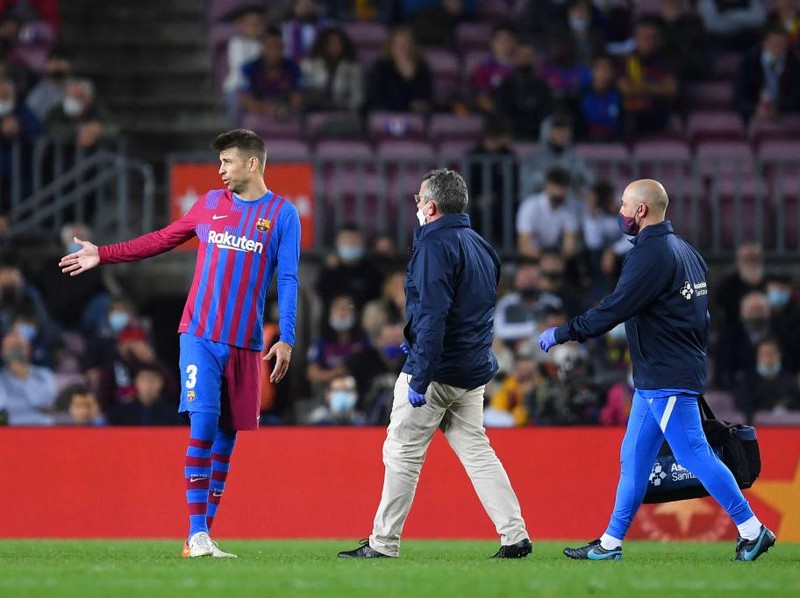 BARCELONA, SPAIN - OCTOBER 30: Gerard Pique of FC Barcelona reacts as he leaves the pitch after picking up an injury during the LaLiga Santander match between FC Barcelona and Deportivo Alaves at Camp Nou on October 30, 2021 in Barcelona, Spain. (Photo by Alex Caparros/Getty Images)