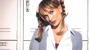 Potret Hailey Baldwin Jadi Britney Spears untuk Halloween