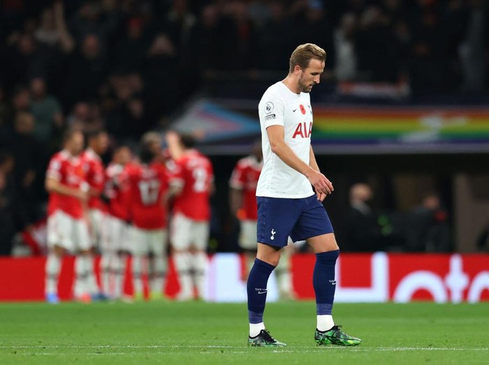 LONDON, ENGLAND - OCTOBER 30: Harry Kane of Tottenham Hotspur reacts after Manchester United score their third goal during the Premier League match between Tottenham Hotspur and Manchester United at Tottenham Hotspur Stadium on October 30, 2021 in London, England. (Photo by Catherine Ivill/Getty Images)