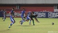 Persebaya Surabaya tampil menyerang sejak babak pertama dan berhasil memecah kebuntuan pada menit ke-8 melalui gol yang dicetak Alwi Slamat.  