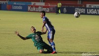 Tampak kiper Persiraja Banda Aceh Aji Bayu Putra tak mampu membendung tendangan melengkung. 