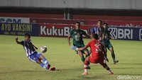 Tujuh menit berjalan babak kedua Persebaya Surabaya menambah gol lagi melalui titik putih yang dicetak oleh Teixeira Rocha.