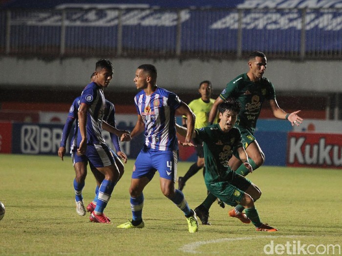 Pertandingan lanjutan pekan ke-10 BRI Liga 1, Persebaya Surabaya melawan Persiraja Banda Aceh di Stadion Maguwoharjo, Sleman, Yogyakarta, Minggu (31/10/2021).