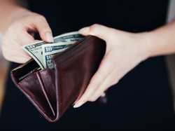 Istri Boleh Ambil Uang di Dompet Suami Tanpa Izin? Begini Hukumnya