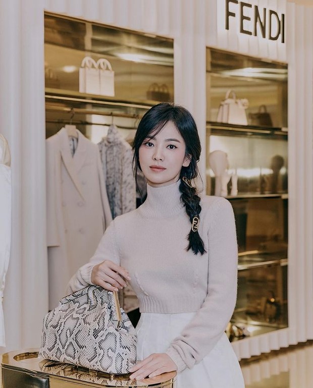 Hairstyle rambut panjang yang ingin memakai poni samping dan aksesoris.