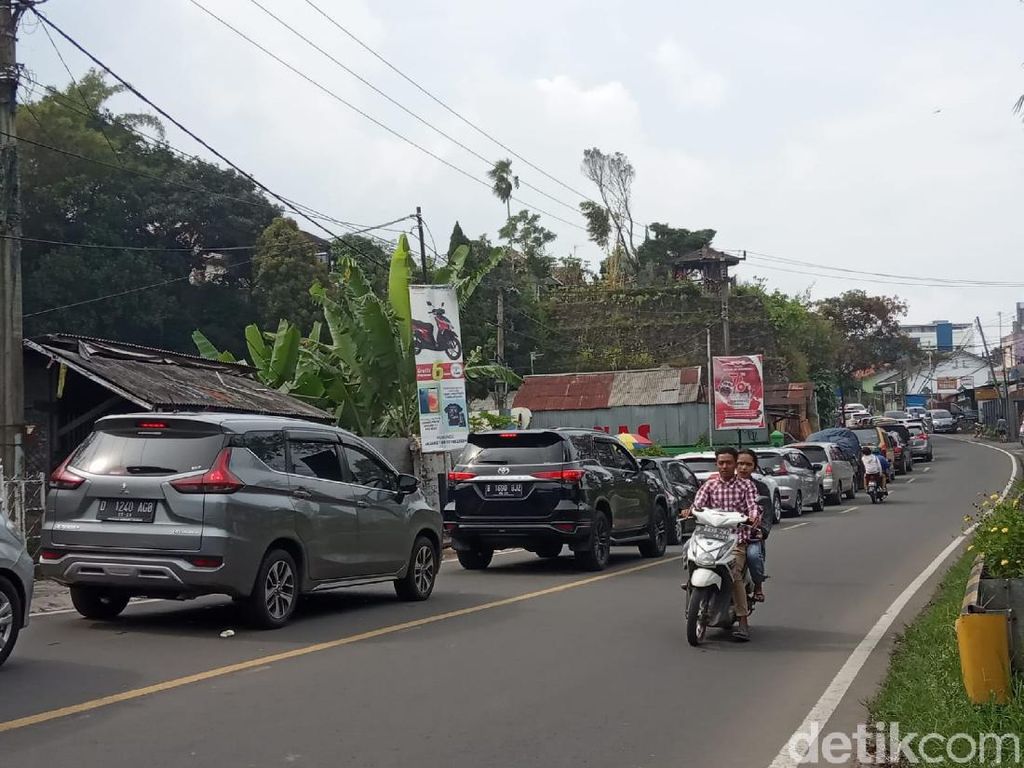 One Way Tertunda, Jalur Puncak Sempat Macet Parah One Way Tertunda, Jalur Puncak Sempat Macet Parah