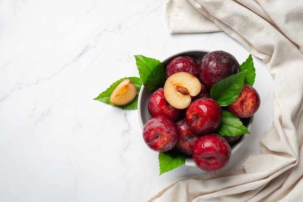 Jangan salah kaprah, buah plum justru mengandung kalori tinggi/Foto: freepik.com/jcomp