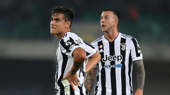 VERONA, ITALY - OCTOBER 30: Paulo Dybala and Federico Chiesa of Juventus reacts during the Serie A match between Hellas and Juventus at Stadio Marcantonio Bentegodi on October 30, 2021 in Verona, Italy. (Photo by Alessandro Sabattini/Getty Images)