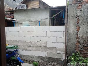 Cerita Keluarga Ridwan yang Akses Rumahnya Ditutup Tembok 2 Tetangga Cerita Keluarga Ridwan yang Akses Rumahnya Ditutup Tembok 2 Tetangga