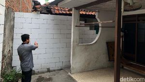 Kasihan! Akses Rumah Warga Surabaya Ini Ditembok Tetangganya