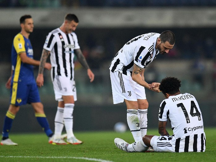VERONA, ITALY - OCTOBER 30: Leonardo Bonucci of Juventus consoles Alex Sandro of Juventus during the Serie A match between Hellas and Juventus at Stadio Marcantonio Bentegodi on October 30, 2021 in Verona, Italy. (Photo by Alessandro Sabattini/Getty Images)
