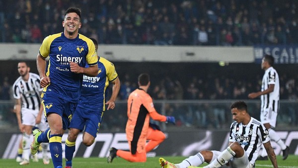 Liga Italia VERONA, ITALY - OCTOBER 30: Giovanni Simeone of Hellas Verona celebrates after scoring the opening goal during the Serie A match between Hellas and Juventus at Stadio Marcantonio Bentegodi on October 30, 2021 in Verona, Italy. (Photo by Alessandro Sabattini/Getty Images)