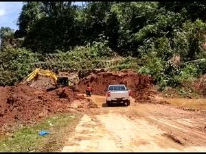 24 Jam Tertutup Longsor, Jalan Poros Mamasa-Mamuju Bisa Dilalui Lagi