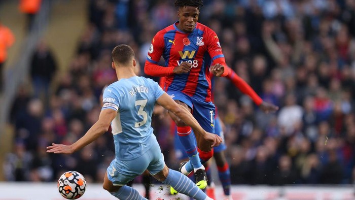 Man City vs Palace MANCHESTER, ENGLAND - OCTOBER 30: Wilfried Zaha of Crystal Palace runs from Ruben Dias of Manchester City before scoring their teams first goal during the Premier League match between Manchester City and Crystal Palace at Etihad Stadium on October 30, 2021 in Manchester, England. (Photo by Naomi Baker/Getty Images)