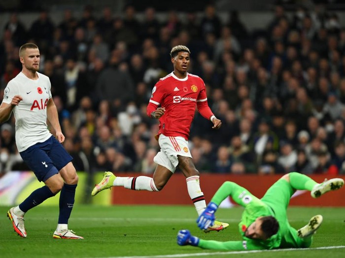 LONDON, ENGLAND - OCTOBER 30: Marcus Rashford of Manchester United scores his sides third goal during the Premier League match between Tottenham Hotspur and Manchester United at Tottenham Hotspur Stadium on October 30, 2021 in London, England. (Photo by Mike Hewitt/Getty Images)