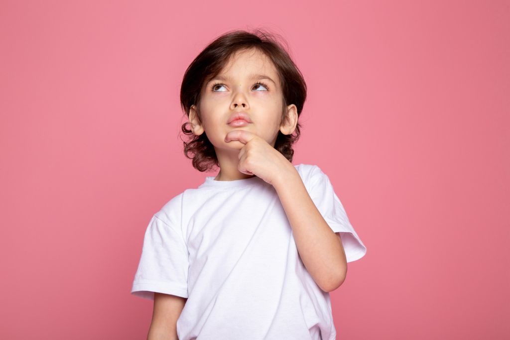 Membiasakan anak untuk berpikir kritis dan nggak mudah percaya dengan apa yang mereka dengar | Foto: freepik/mdjaff