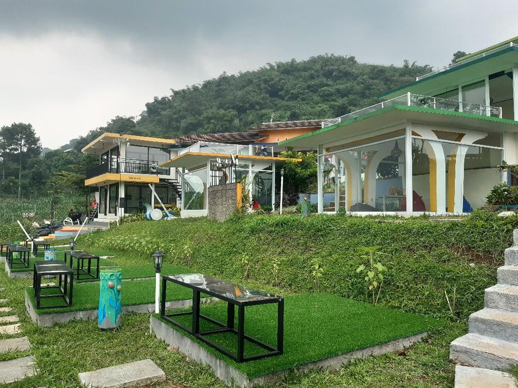 Potret Kafe Sekaligus Camping Ground Berlatar Gunung Salak di Bogor