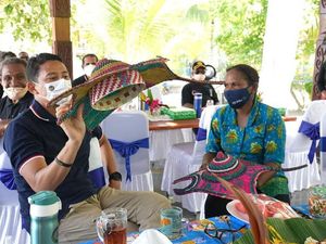 Ini Solusi Sandiaga buat Mama-mama Pengrajin di Arbrorek Raja Ampat