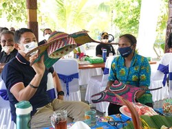 Ini Solusi Sandiaga buat Mama-mama Pengrajin di Arbrorek Raja Ampat