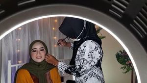 8 Foto Guru Bergaji Kecil Tak Pantang Menyerah Nyambi Jadi Makeup Artist