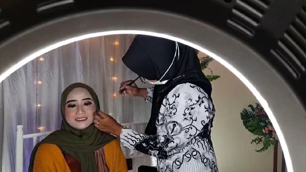 8 Foto Guru Bergaji Kecil Tak Pantang Menyerah Nyambi Jadi Makeup Artist 8 Foto Guru Bergaji Kecil Tak Pantang Menyerah Nyambi Jadi Makeup Artist