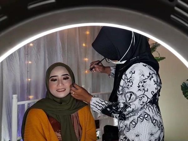 8 Foto Guru Bergaji Kecil Tak Pantang Menyerah Nyambi Jadi Makeup Artist
