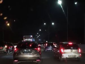 Minggu Malam, Tol Jagorawi Arah Jakarta Padat-Merayap! Minggu Malam, Tol Jagorawi Arah Jakarta Padat-Merayap!