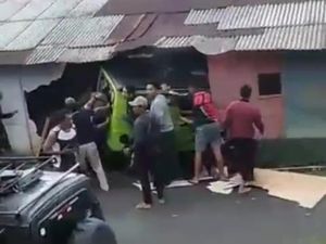 Viral Mobil Offroad Tabrak Rumah hingga Hancur di Bogor Buat Warga Histeris