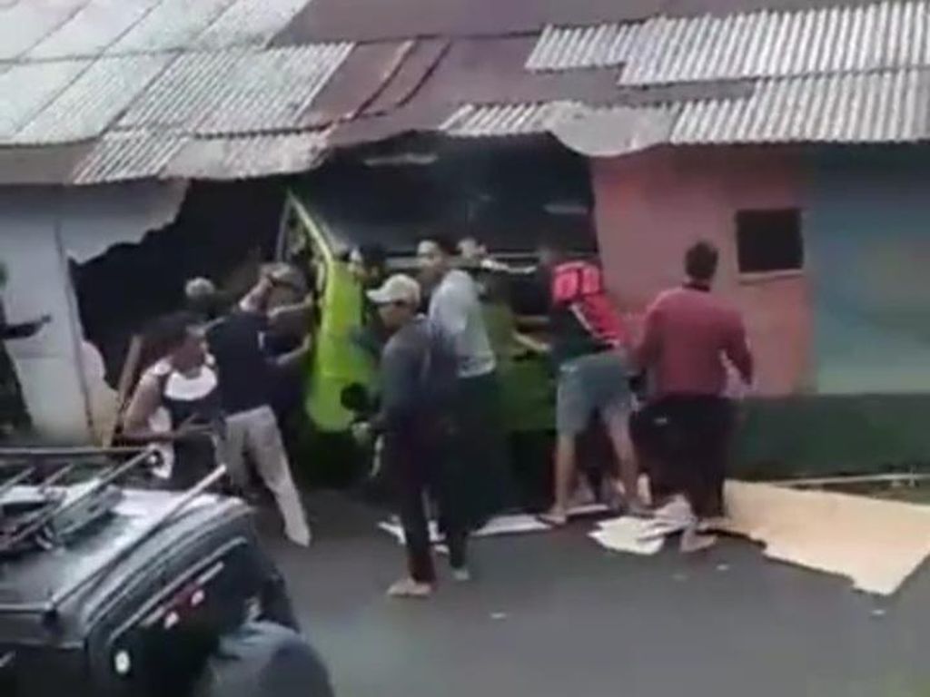 Viral Mobil Offroad Tabrak Rumah hingga Hancur di Bogor Buat Warga Histeris