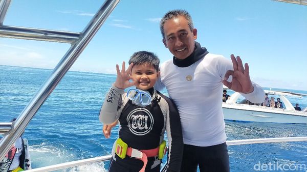 Foto: Bocah 9 Tahun dari Makassar Pecahkan Rekor Dunia Penyelam Termuda
