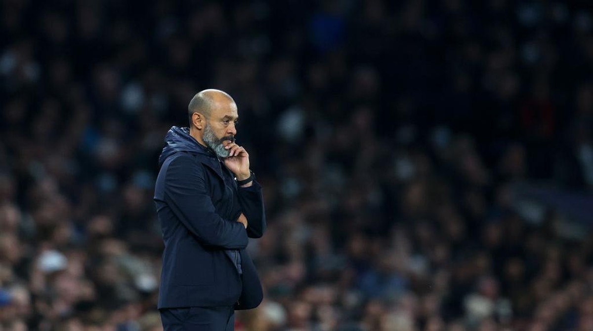 Nuno Espirito Santo sadar Tottenham Hotspur belum mampu membahagiakan suporter. (Foto: Getty Images/Catherine Ivill)