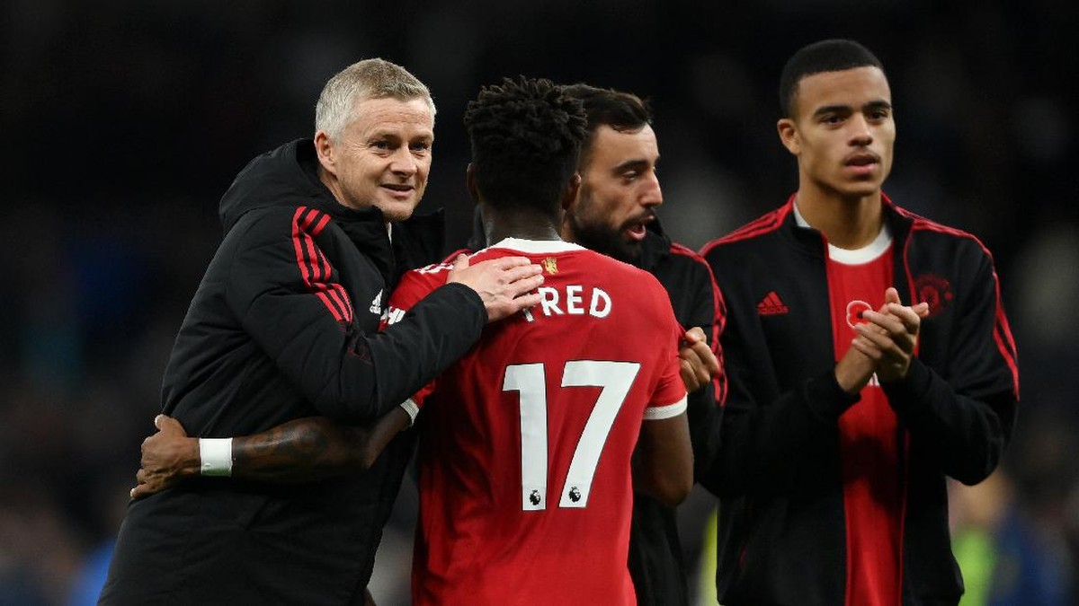 Ole Gunnar Solskjaer bahagia usai laga Tottenham vs Man Utd. (Foto: Getty Images/Mike Hewitt)