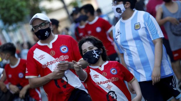 Perayaan Ulang Tahun ke-61 Diego Maradona A boy wears an Argentinos Juniors shirt depicting late soccer legend Diego Armando Maradona outside the Diego Maradona stadium, before a celebration marking Maradona's 61st birth date, in Buenos Aires, Argentina October 30, 2021. REUTERS/Agustin Marcarian