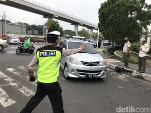 Langgar Ganjil Genap di TMII, Sejumlah Mobil Diputar Balik Petugas Langgar Ganjil Genap di TMII, Sejumlah Mobil Diputar Balik Petugas