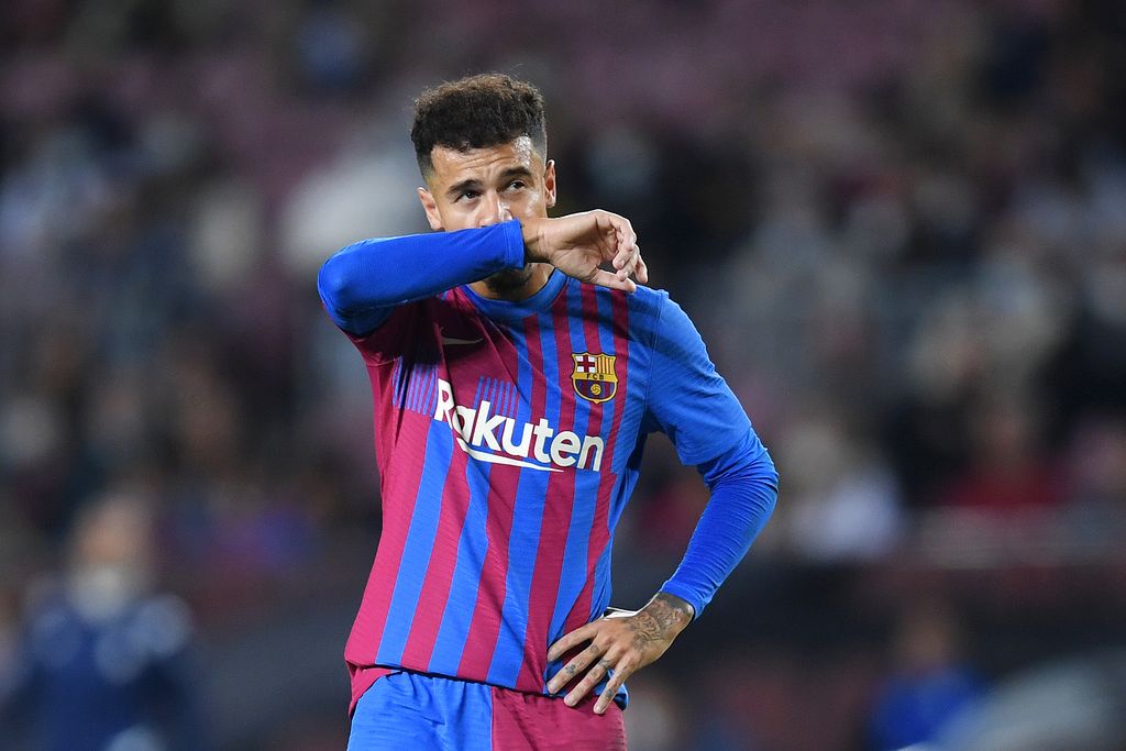 BARCELONA, SPAIN - OCTOBER 30: Philippe Coutinho of FC Barcelona looks dejected during the LaLiga Santander match between FC Barcelona and Deportivo Alaves at Camp Nou on October 30, 2021 in Barcelona, Spain. (Photo by Alex Caparros/Getty Images)