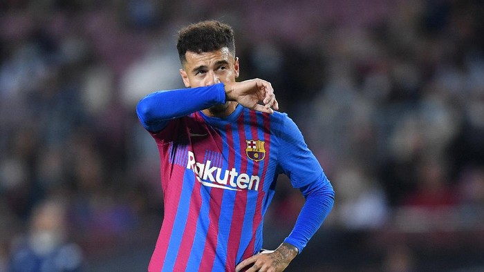 BARCELONA, SPAIN - OCTOBER 30: Philippe Coutinho of FC Barcelona looks dejected during the LaLiga Santander match between FC Barcelona and Deportivo Alaves at Camp Nou on October 30, 2021 in Barcelona, Spain. (Photo by Alex Caparros/Getty Images)
