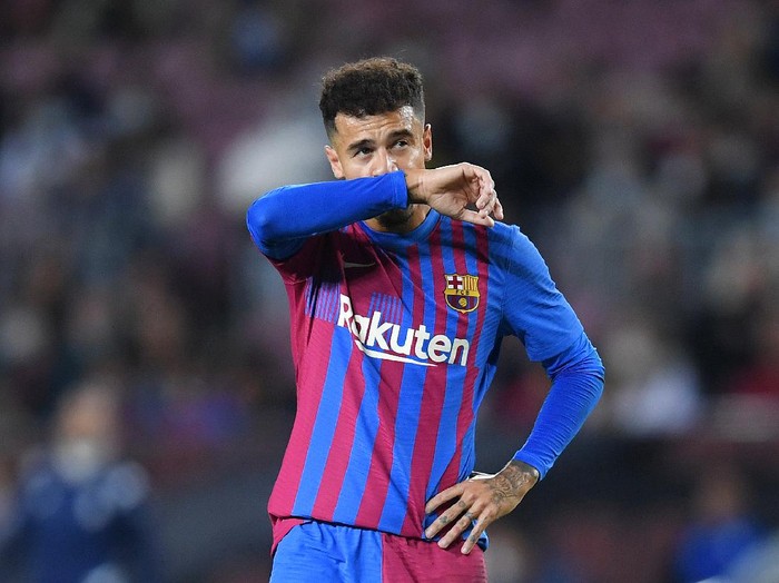 BARCELONA, SPAIN - OCTOBER 30: Philippe Coutinho of FC Barcelona looks dejected during the LaLiga Santander match between FC Barcelona and Deportivo Alaves at Camp Nou on October 30, 2021 in Barcelona, Spain. (Photo by Alex Caparros/Getty Images)