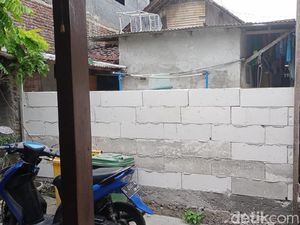 Rumah di Surabaya Ditutup Tembok 2 Tetangga, Lurah Akan Gelar Mediasi Rumah di Surabaya Ditutup Tembok 2 Tetangga, Lurah Akan Gelar Mediasi