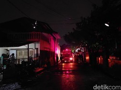 Rumah di Bandung Terbakar Saat Diguyur Hujan