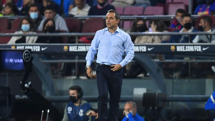 BARCELONA, SPAIN - OCTOBER 30: Sergi Barjuan. Interim Head Coach of FC Barcelona looks on during the LaLiga Santander match between FC Barcelona and Deportivo Alaves at Camp Nou on October 30, 2021 in Barcelona, Spain. (Photo by Alex Caparros/Getty Images)