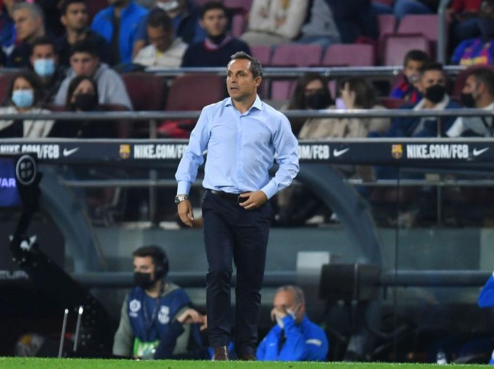 BARCELONA, SPAIN - OCTOBER 30: Sergi Barjuan. Interim Head Coach of FC Barcelona looks on during the LaLiga Santander match between FC Barcelona and Deportivo Alaves at Camp Nou on October 30, 2021 in Barcelona, Spain. (Photo by Alex Caparros/Getty Images)