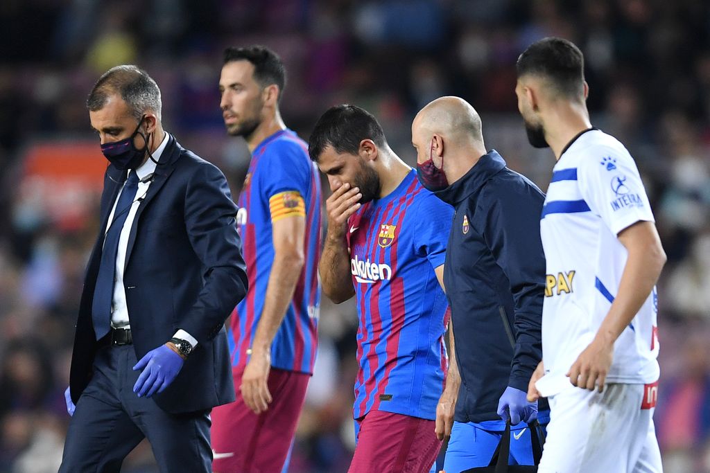 BARCELONA, SPAIN - OCTOBER 30: Sergio Aguero of FC Barcelona looks dejected as he leaves the pitch after picking up an injury during the LaLiga Santander match between FC Barcelona and Deportivo Alaves at Camp Nou on October 30, 2021 in Barcelona, Spain. (Photo by Alex Caparros/Getty Images)