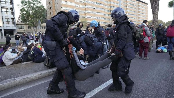 Sibuknya Polisi Italia Tangani Pendemo KTT G20