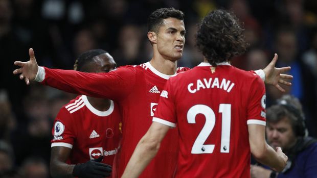 Soccer Football - Premier League - Tottenham Hotspur v Manchester United - Tottenham Hotspur Stadium, London, Britain - October 30, 2021 Manchester United's Cristiano Ronaldo celebrates scoring their first goal with Edinson Cavani Action Images via Reuters/Matthew Childs EDITORIAL USE ONLY. No use with unauthorized audio, video, data, fixture lists, club/league logos or 'live' services. Online in-match use limited to 75 images, no video emulation. No use in betting, games or single club /league/player publications.  Please contact your account representative for further details.