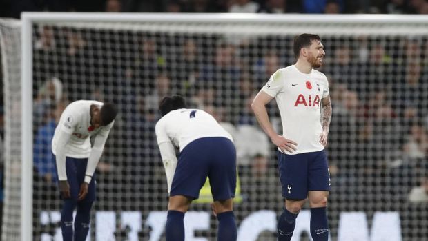 Soccer Football - Premier League - Tottenham Hotspur v Manchester United - Tottenham Hotspur Stadium, London, Britain - October 30, 2021 Tottenham Hotspur's Pierre-Emile Hojbjerg looks dejected with teammates after Marcus Rashford scored Manchester United's third goal Action Images via Reuters/Matthew Childs EDITORIAL USE ONLY. No use with unauthorized audio, video, data, fixture lists, club/league logos or 'live' services. Online in-match use limited to 75 images, no video emulation. No use in betting, games or single club /league/player publications.  Please contact your account representative for further details.