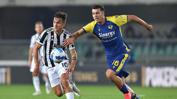 Soccer Football - Serie A - Hellas Verona v Juventus - Stadio Marc'Antonio Bentegodi, Verona, Italy - October 30, 2021  Juventus' Paulo Dybala in action with Hellas Verona's Nicolo Casale REUTERS/Jennifer Lorenzini