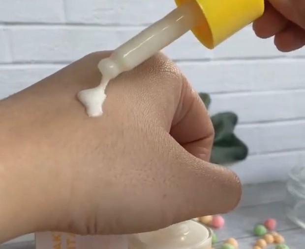 Tekstur serum saat baru dikeluarkan dari pipet/sumber: instagram.com/bloomka_id bloomka