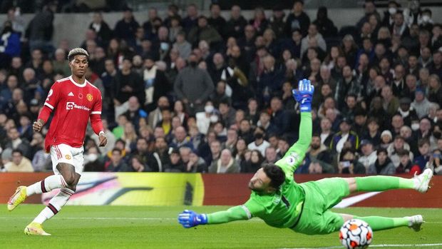 Manchester United's Marcus Rashford scores his side's third goal during the English Premier League soccer match between Tottenham Hotspur and Manchester United at the Tottenham Hotspur Stadium in London, Saturday, Oct. 30, 2021. (AP Photo/Frank Augstein)